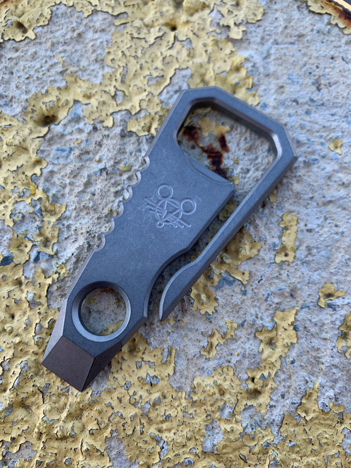 GiantMouse Caplifter/Prybar - Titanium Knives - Tophatter Daily Deals