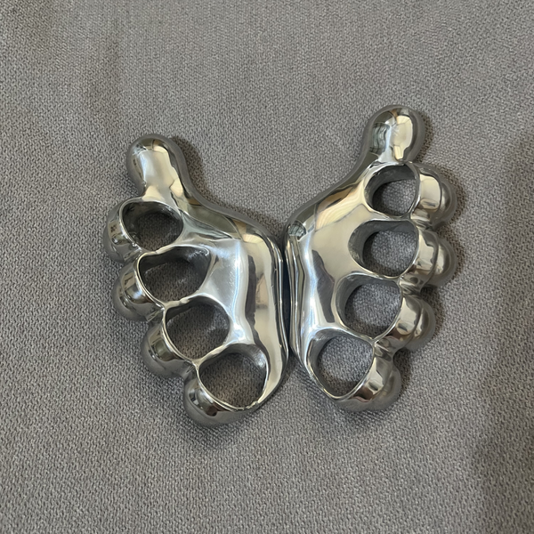 Four-finger polished fist buckle Both Hands - Tophatter Daily Deals