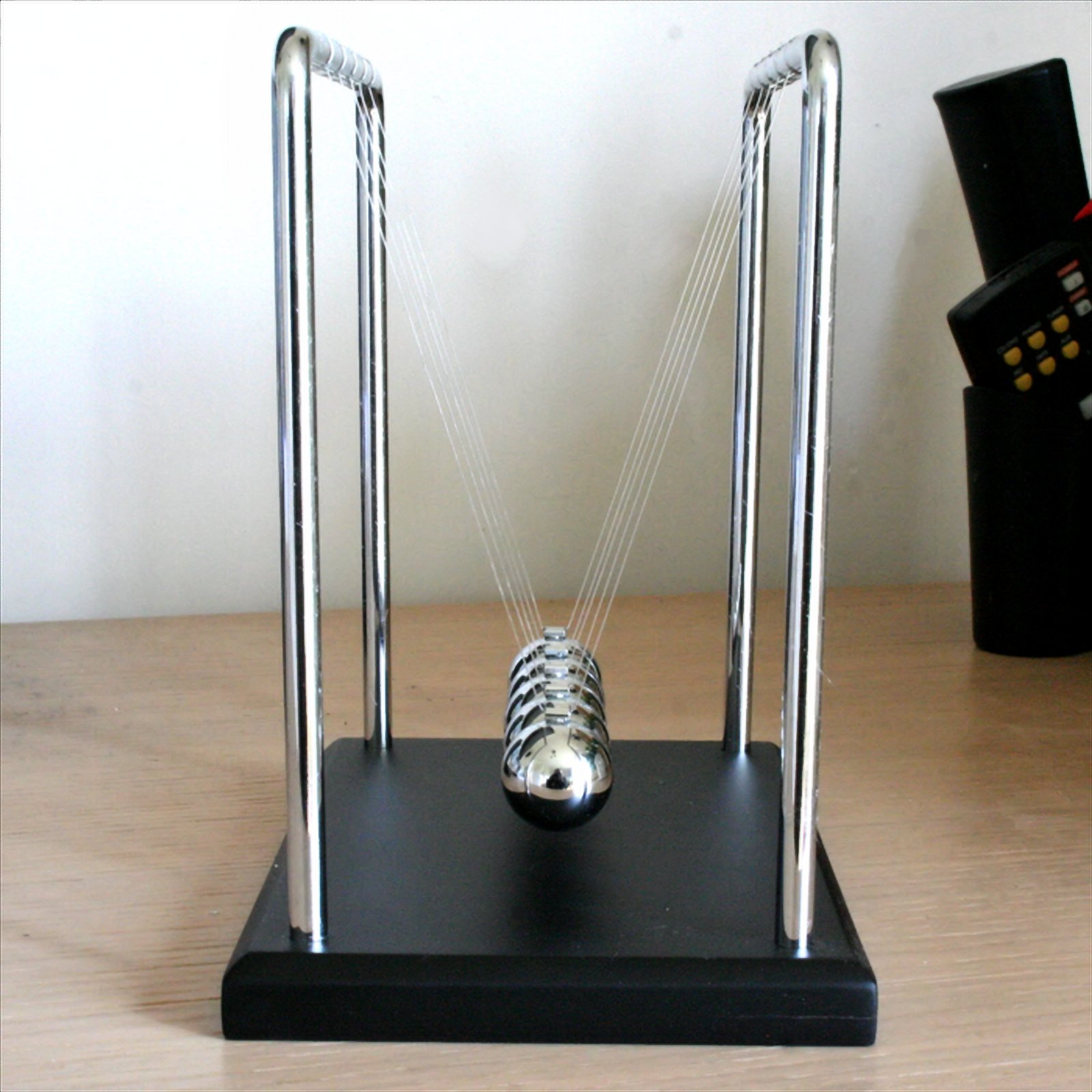 Newton's Cradle Gadget - Tophatter Daily Deals