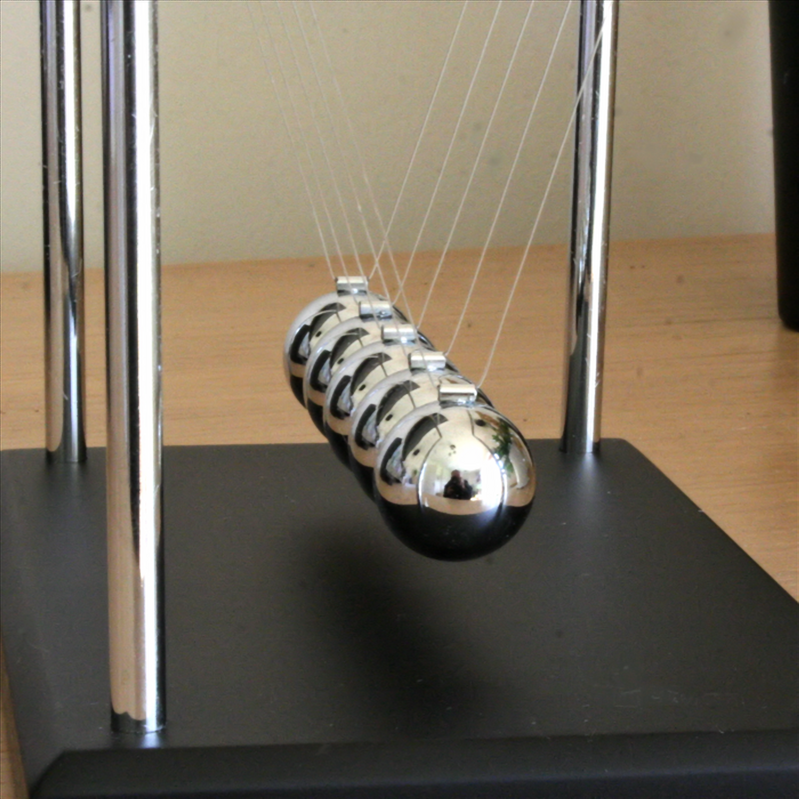 Newton's Cradle Gadget - Tophatter Daily Deals