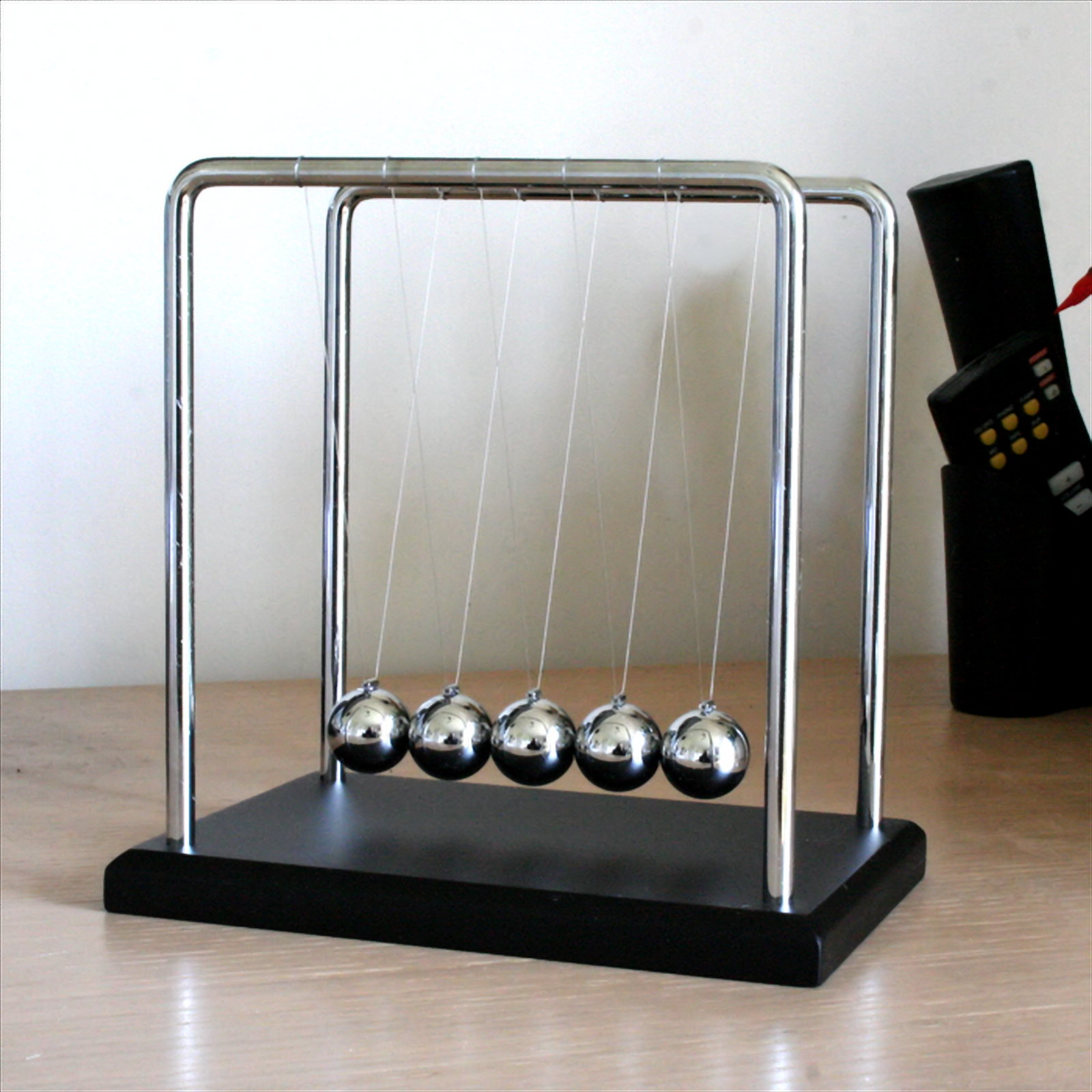 Newton's Cradle Gadget - Tophatter Daily Deals