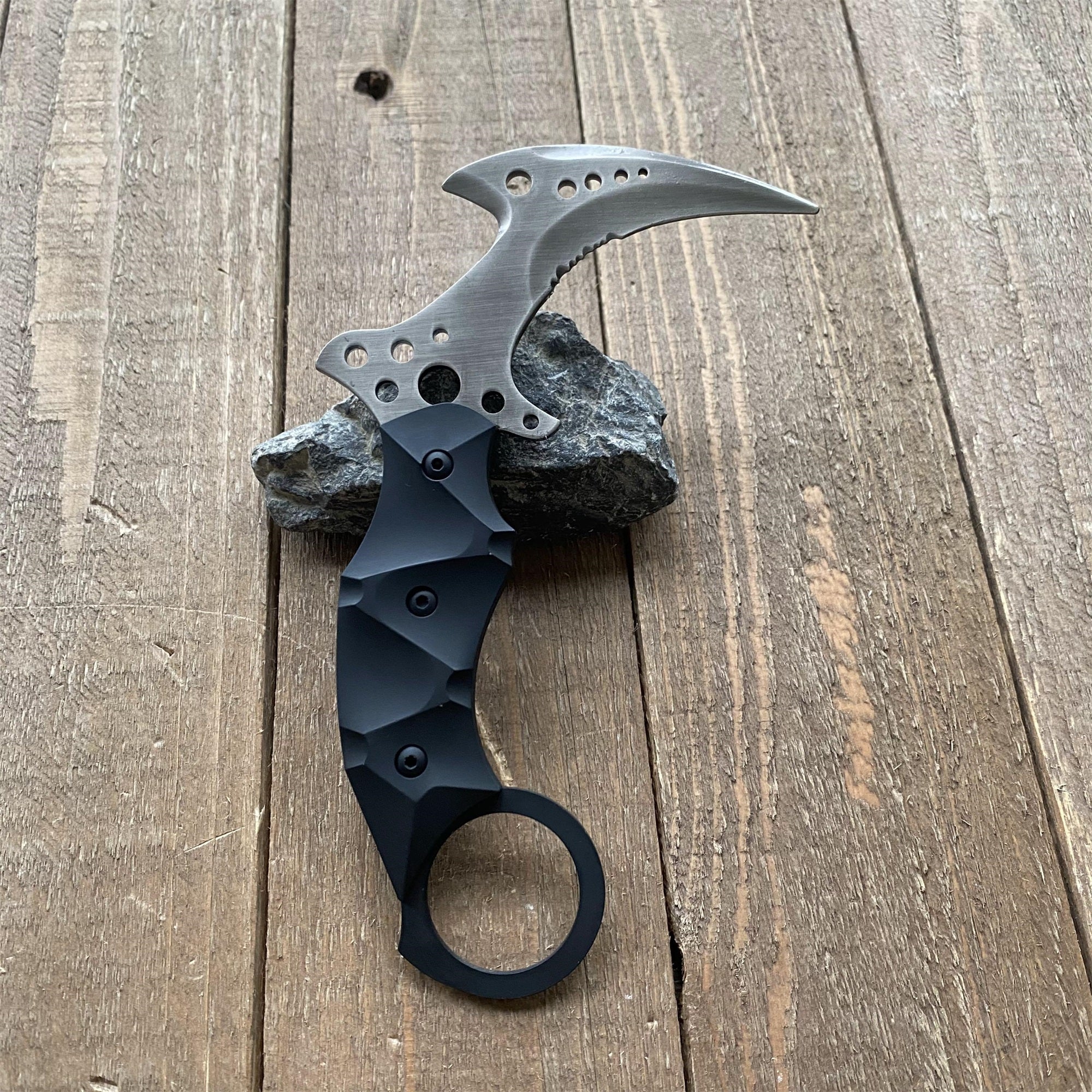 Re8 Chris Karambit Blunt Blade Metal Replica - Tophatter Daily Deals