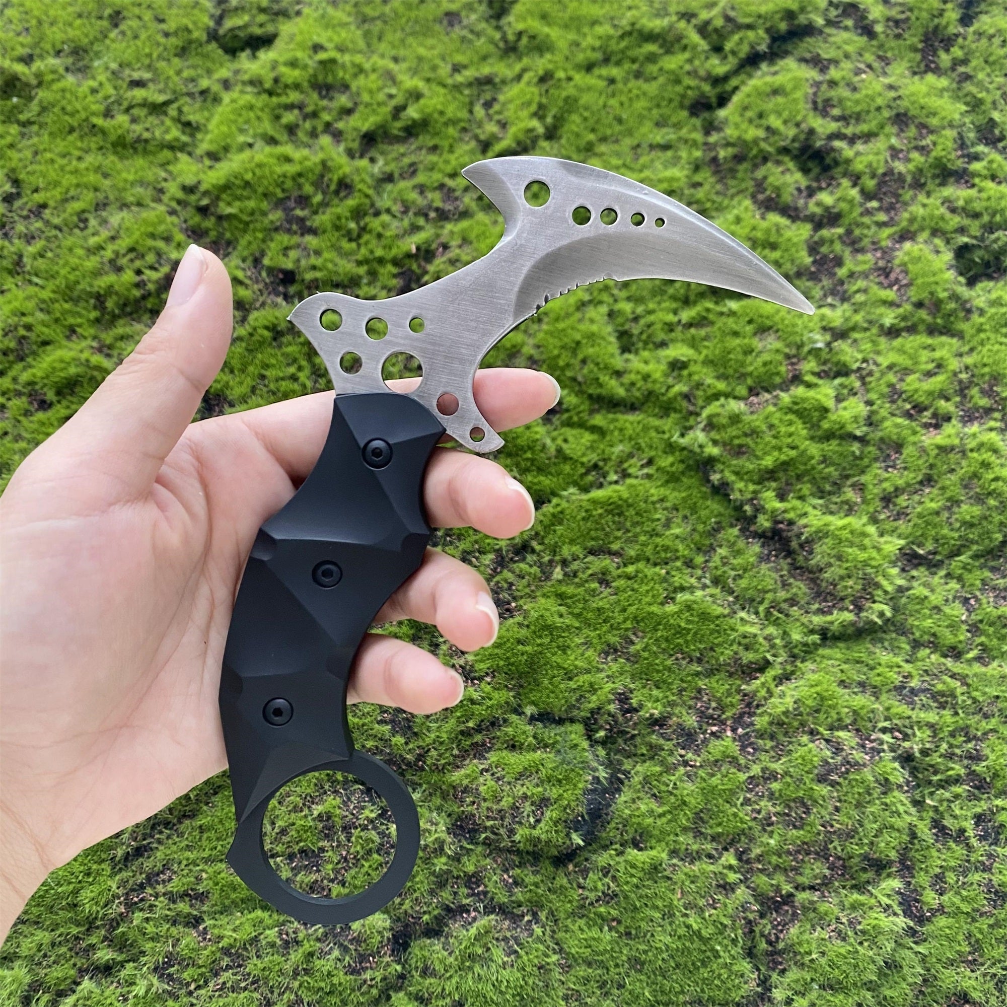 Re8 Chris Karambit Blunt Blade Metal Replica USA Only - Tophatter Daily Deals