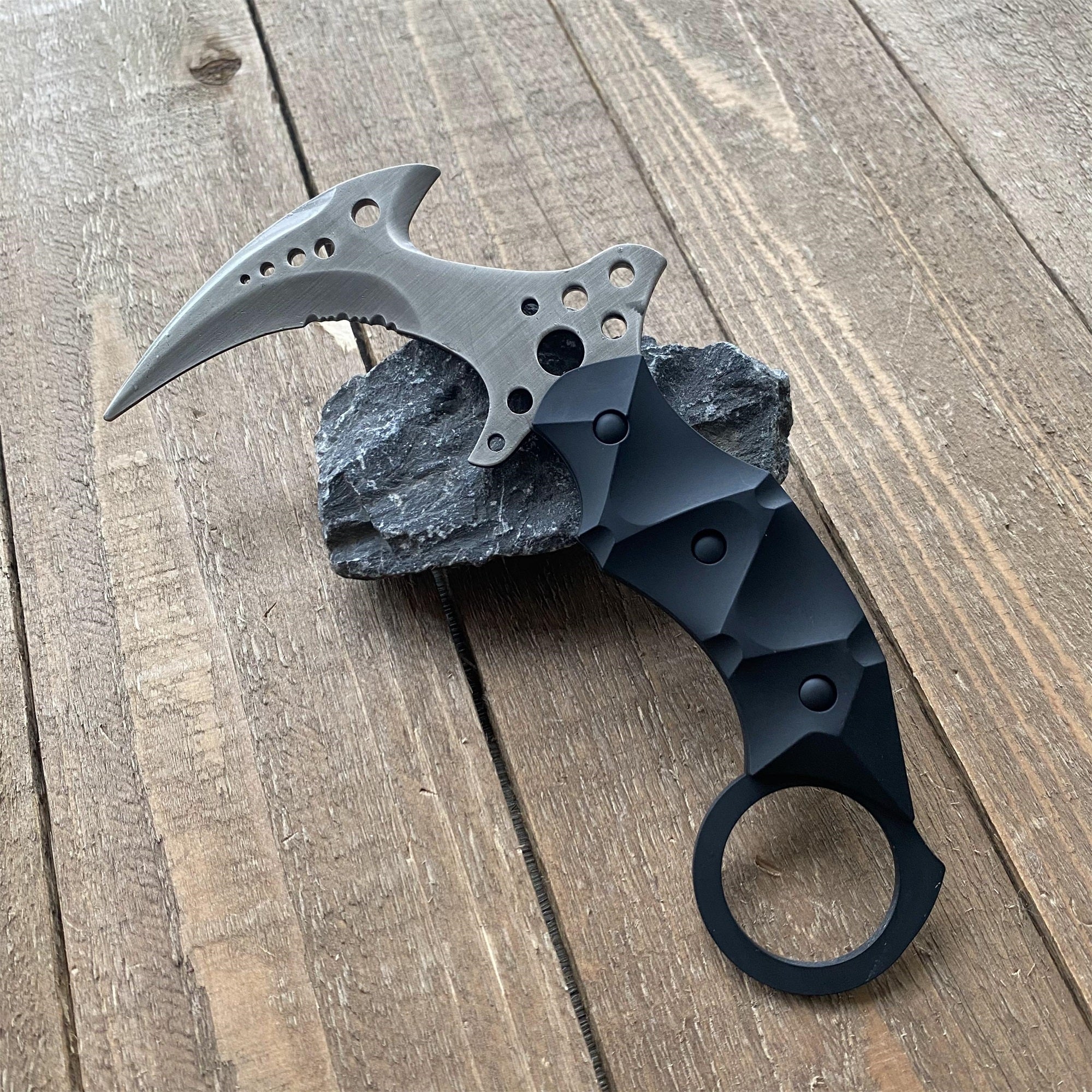 Re8 Chris Karambit Blunt Blade Metal Replica - Tophatter Daily Deals