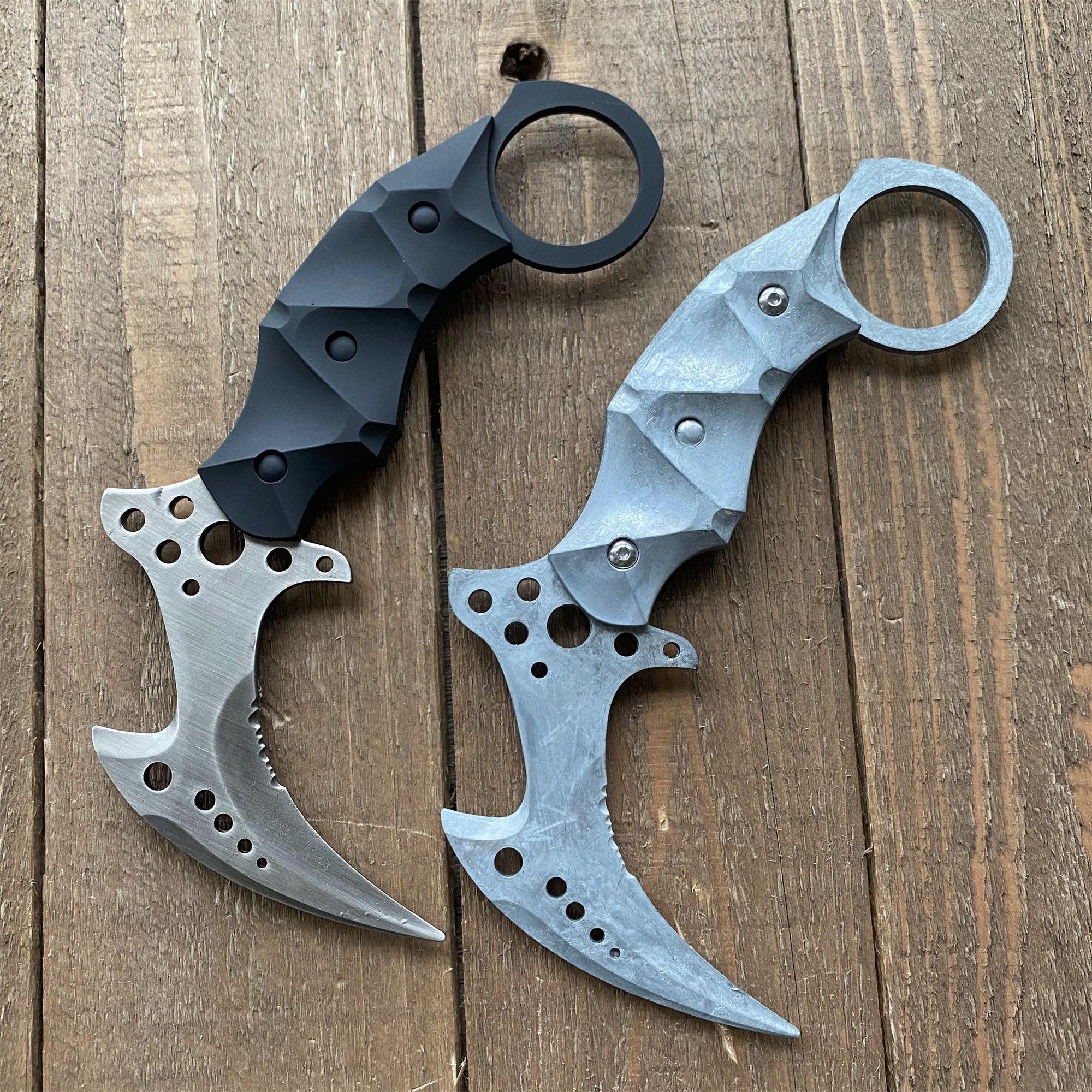 Re8 Chris Karambit Blunt Blade Metal Replica - Tophatter Daily Deals