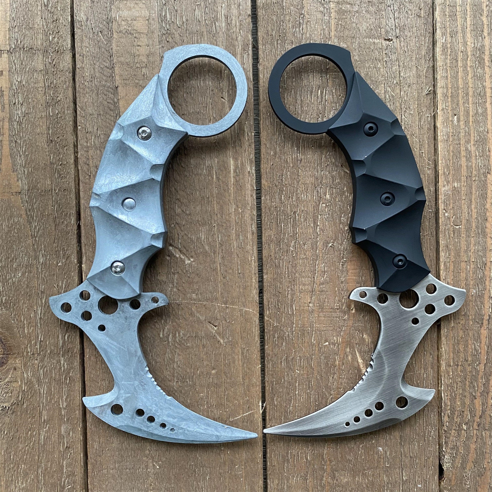 Re8 Chris Karambit Blunt Blade Metal Replica USA Only - Tophatter Daily Deals
