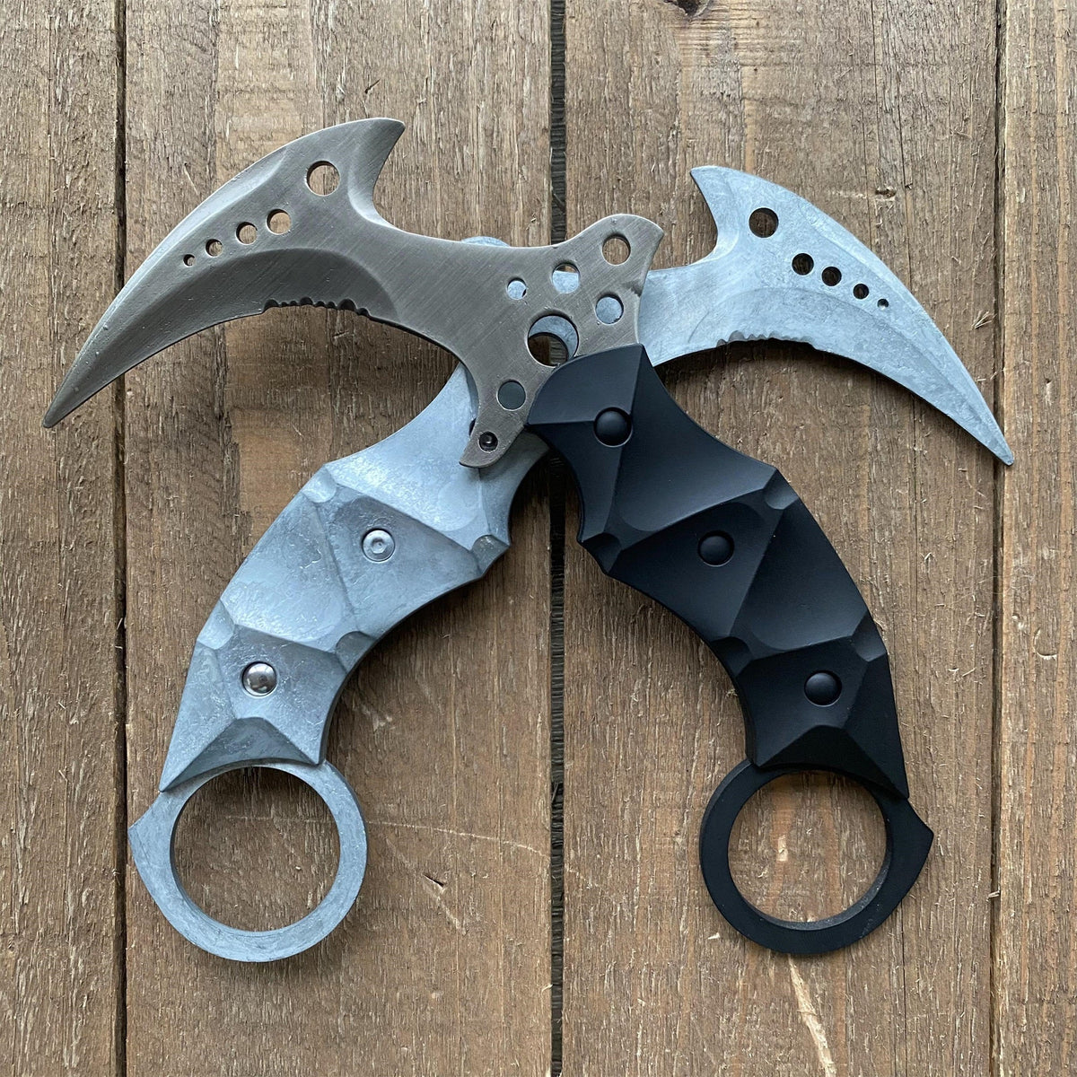 Re8 Chris Karambit Blunt Blade Metal Replica USA Only - Tophatter Daily Deals