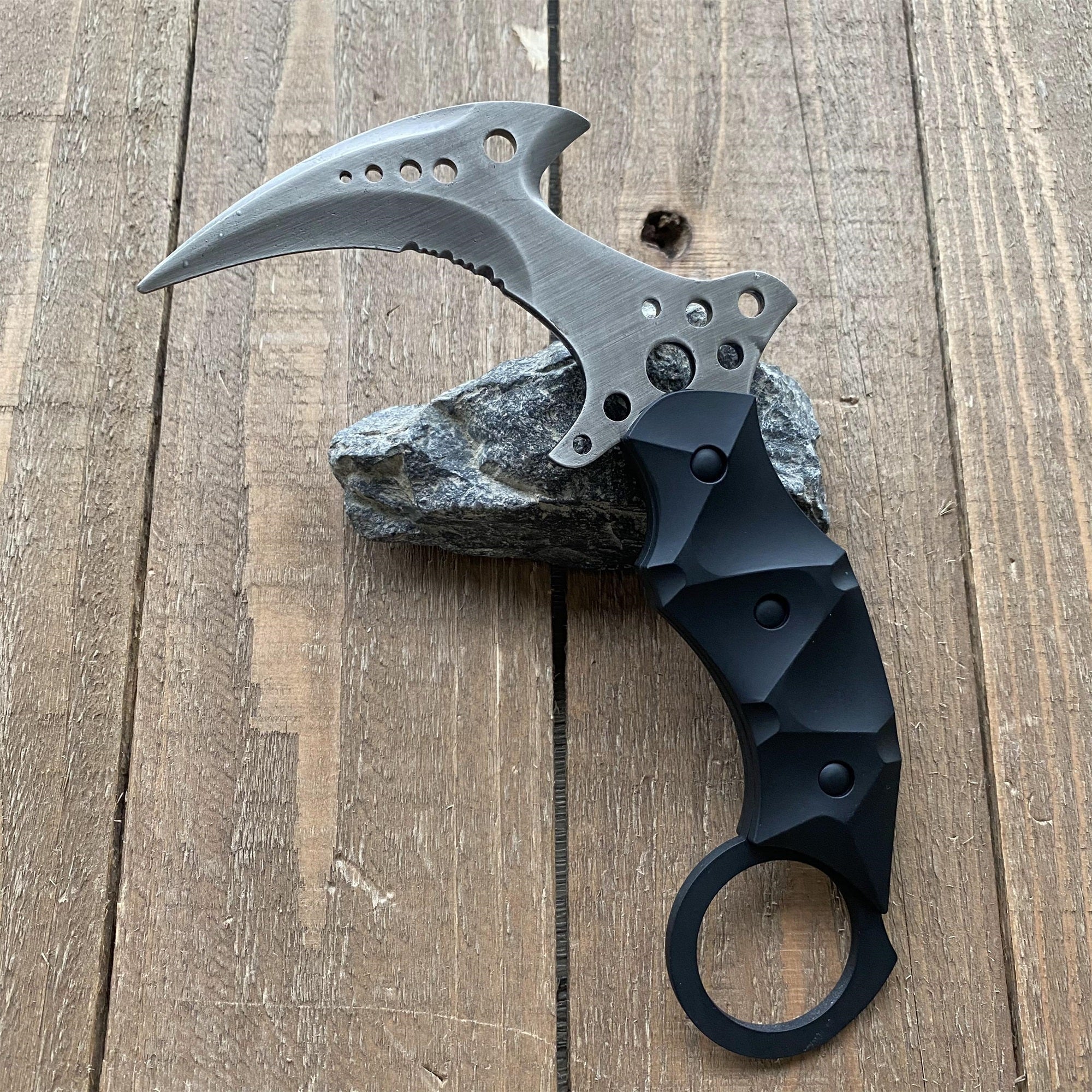 Re8 Chris Karambit Blunt Blade Metal Replica USA Only - Tophatter Daily Deals
