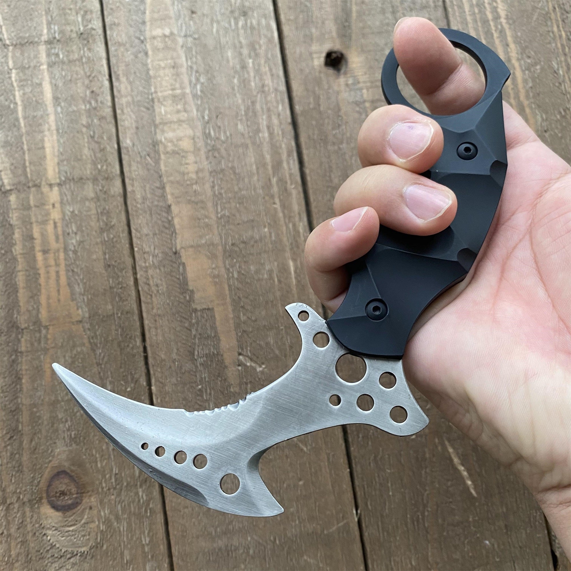 Re8 Chris Karambit Blunt Blade Metal Replica USA Only - Tophatter Daily Deals