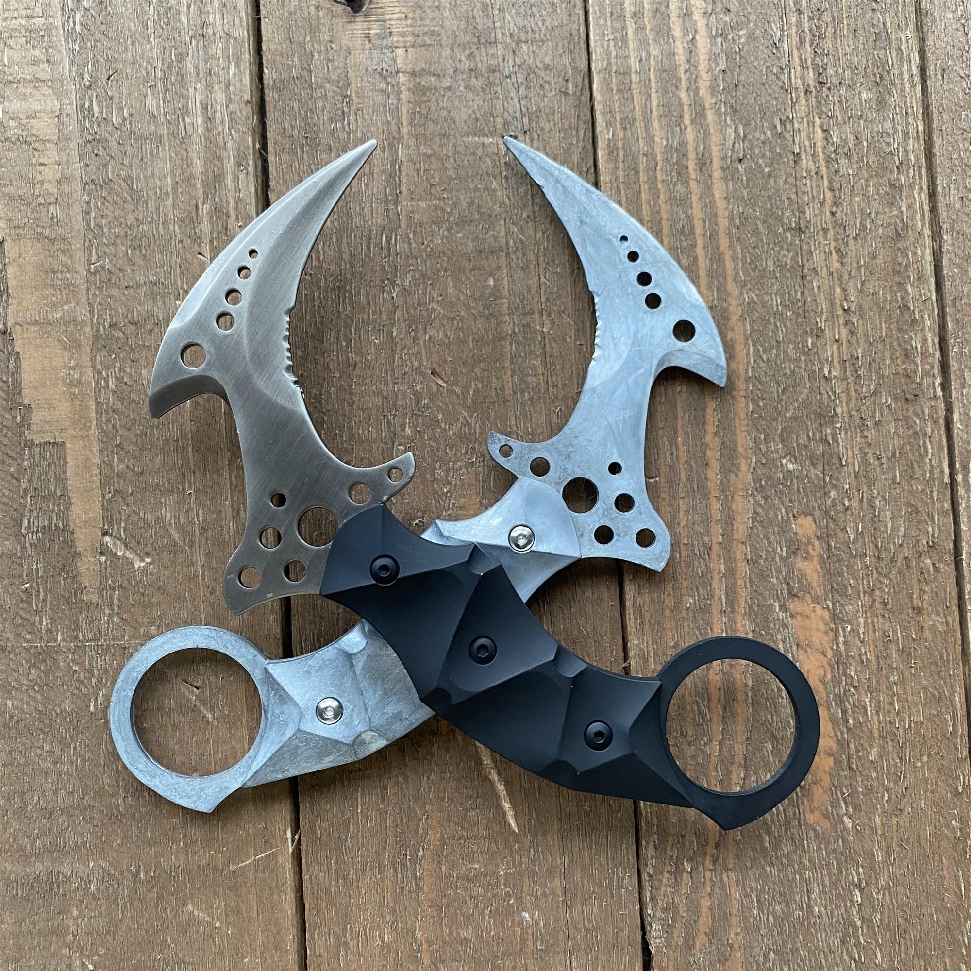 Re8 Chris Karambit Blunt Blade Metal Replica USA Only - Tophatter Daily Deals