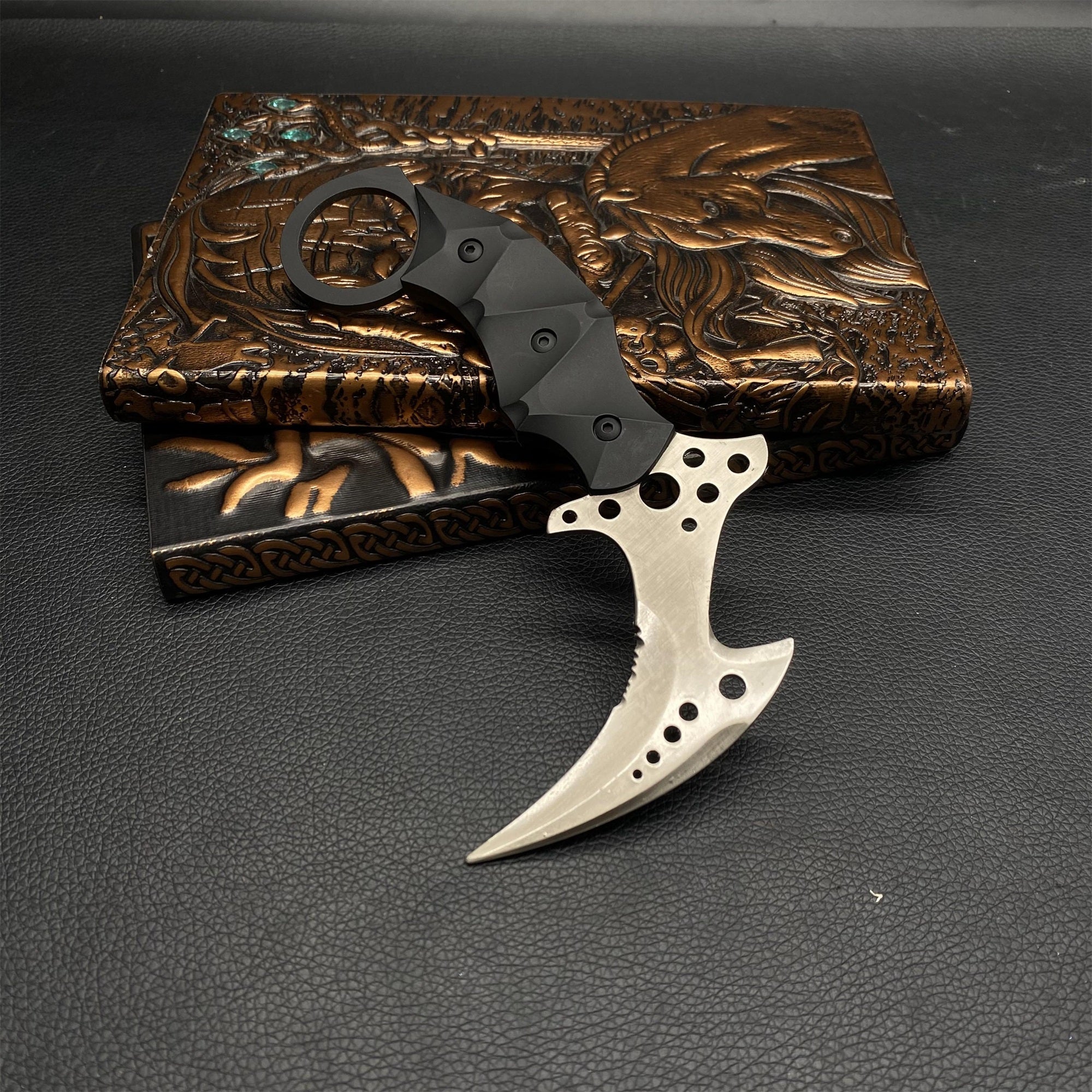 Re8 Chris Karambit Blunt Blade Metal Replica USA Only - Tophatter Daily Deals