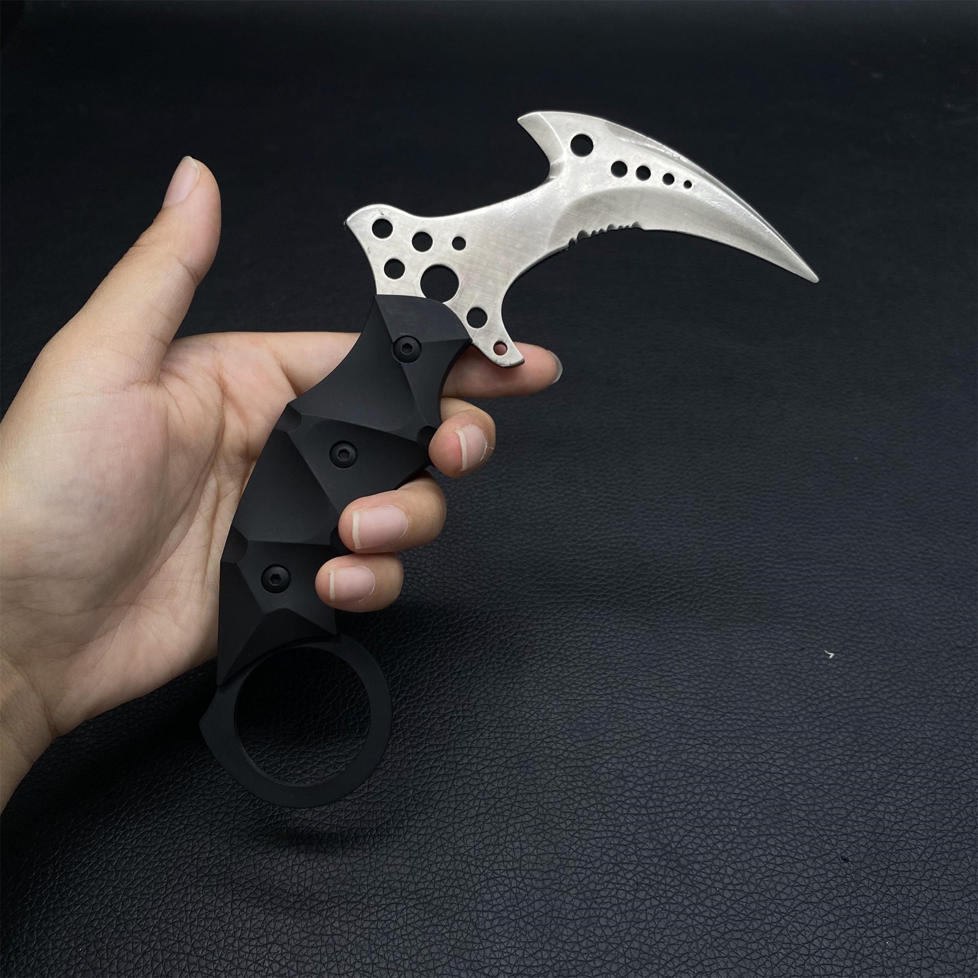 Re8 Chris Karambit Blunt Blade Metal Replica USA Only - Tophatter Daily Deals