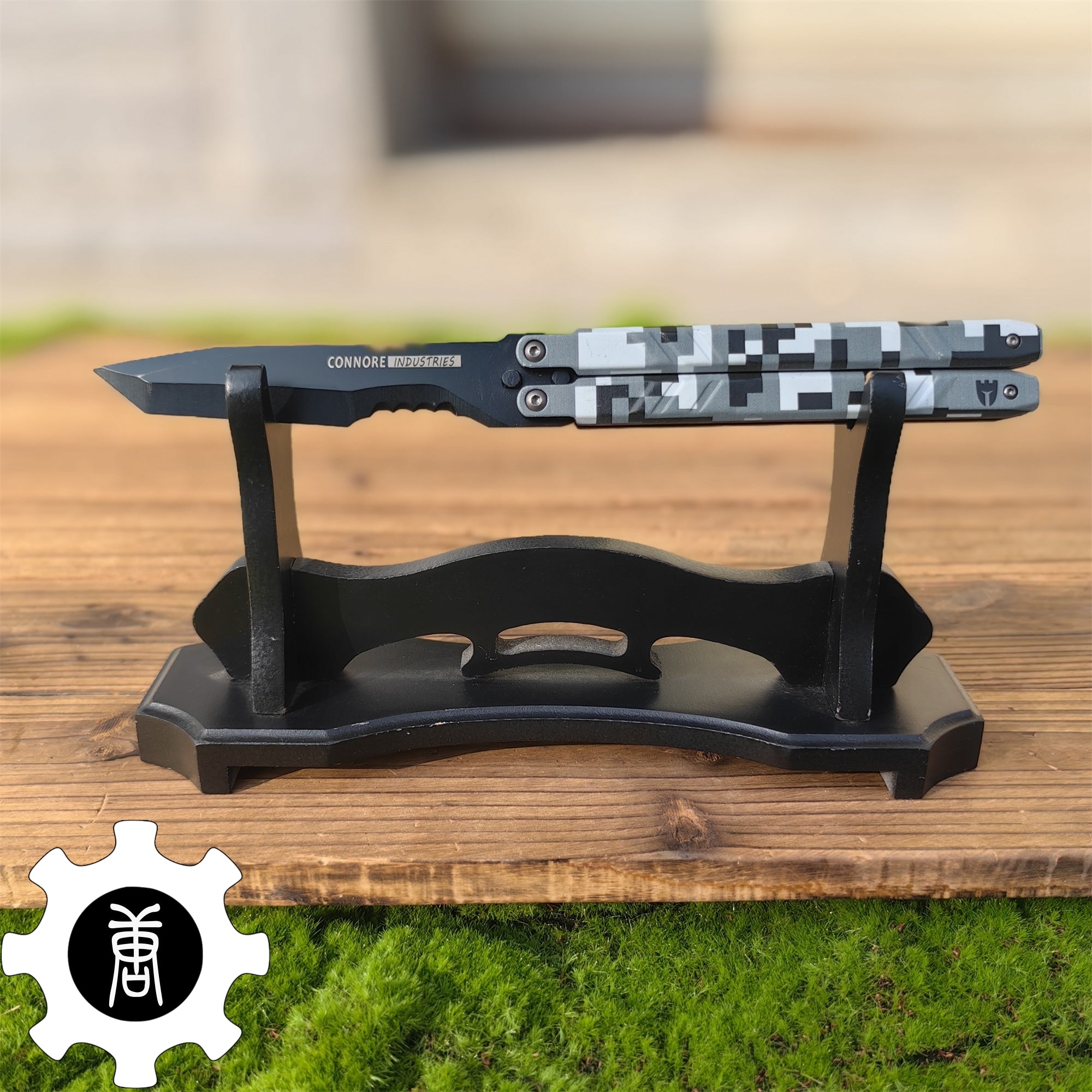 IRL Recon Knife Blunt Blade BalisongTrainer Snow Camo&Wooden Stand - Tophatter Daily Deals