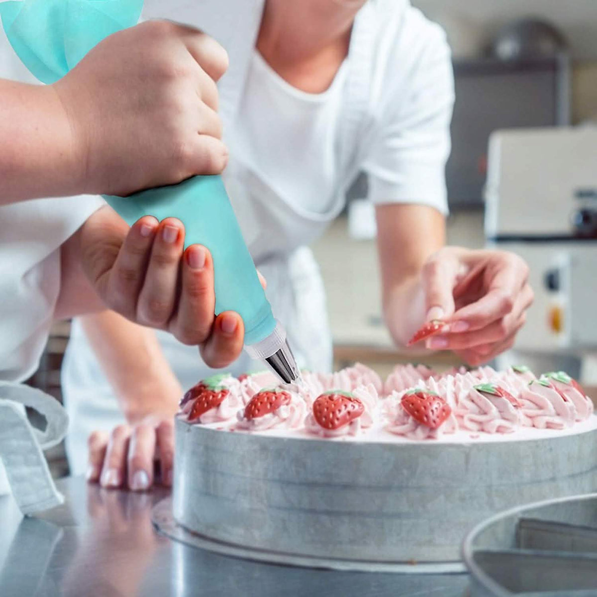 Reusable Cake Piping Bags and Tips Set Kitchen Tools & Gadgets - Tophatter Daily Deals