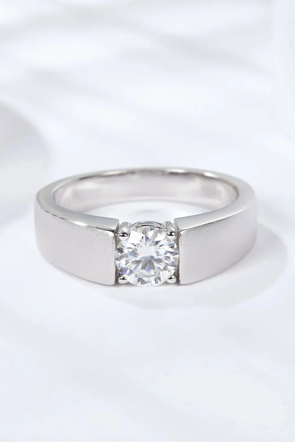 925 Sterling Silver I Carat Moissanite Ring Moissanite - Tophatter Daily Deals