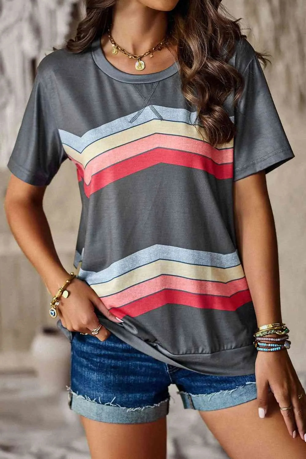 Multicolored Chevron Stripe Round Neck Side Slit T-Shirt Dark Gray Women's T-Shirts - Tophatter Daily Deals