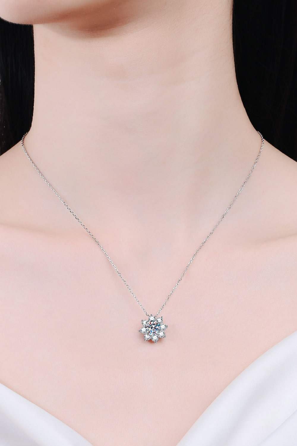 1 Carat Moissanite Floral-Shaped Pendant Necklace Moissanite - Tophatter Daily Deals