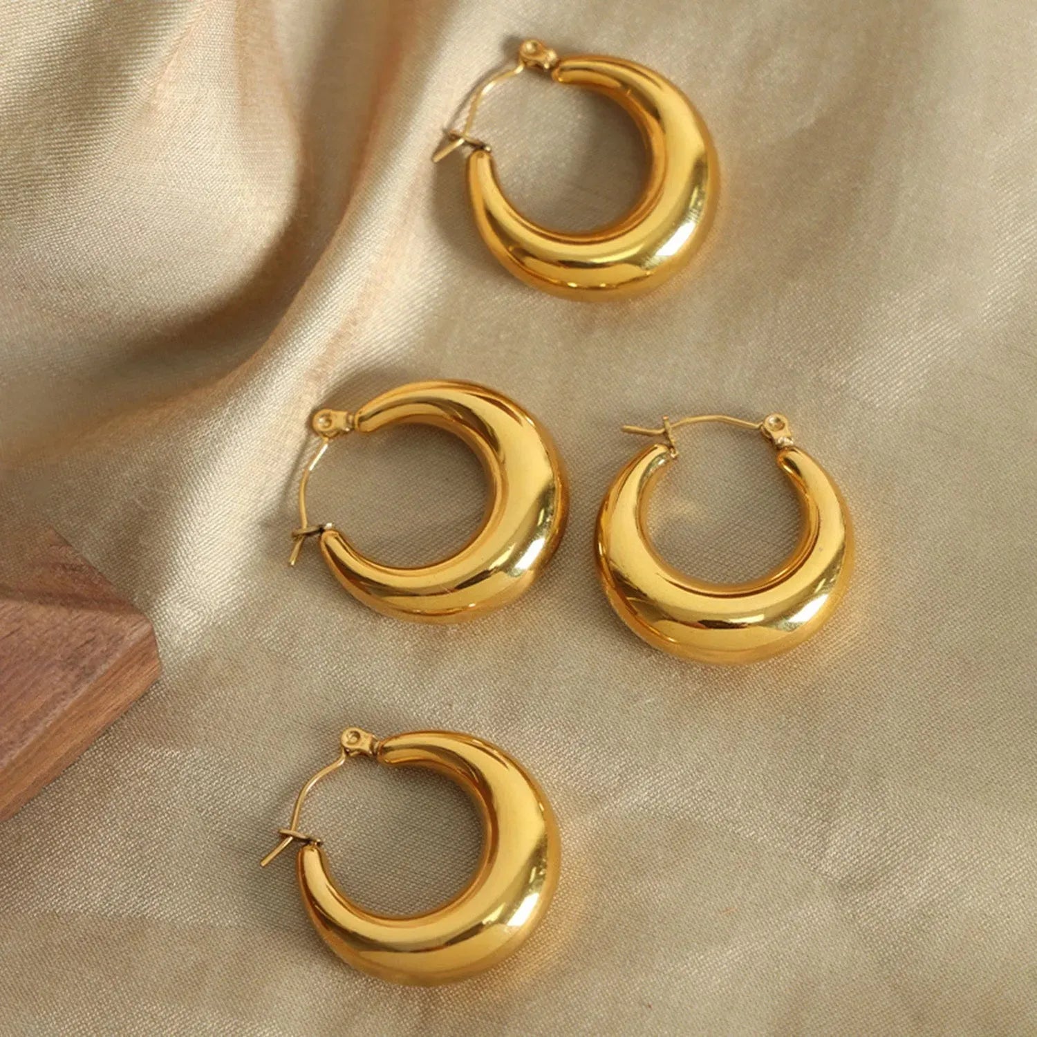 18K Gold-Plated Huggie Earrings Earrings - Tophatter Daily Deals