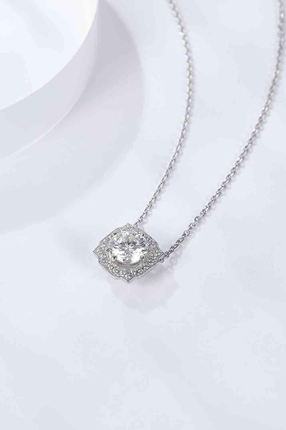 1 Carat Moissanite Flower Shape Pendant Chain Necklace Moissanite - Tophatter Daily Deals