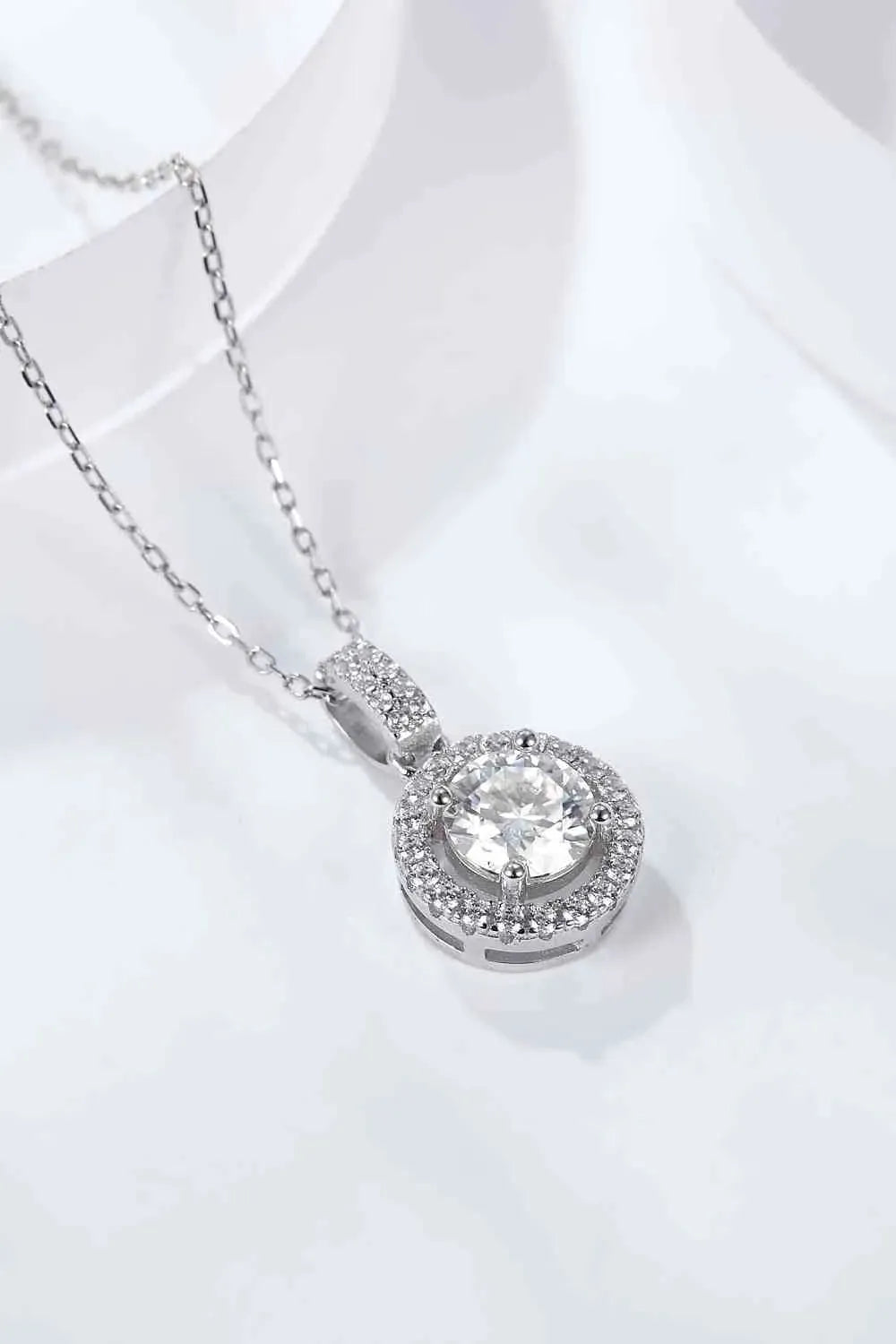 2 Carat Moissanite Round Pendant Necklace Moissanite - Tophatter Daily Deals