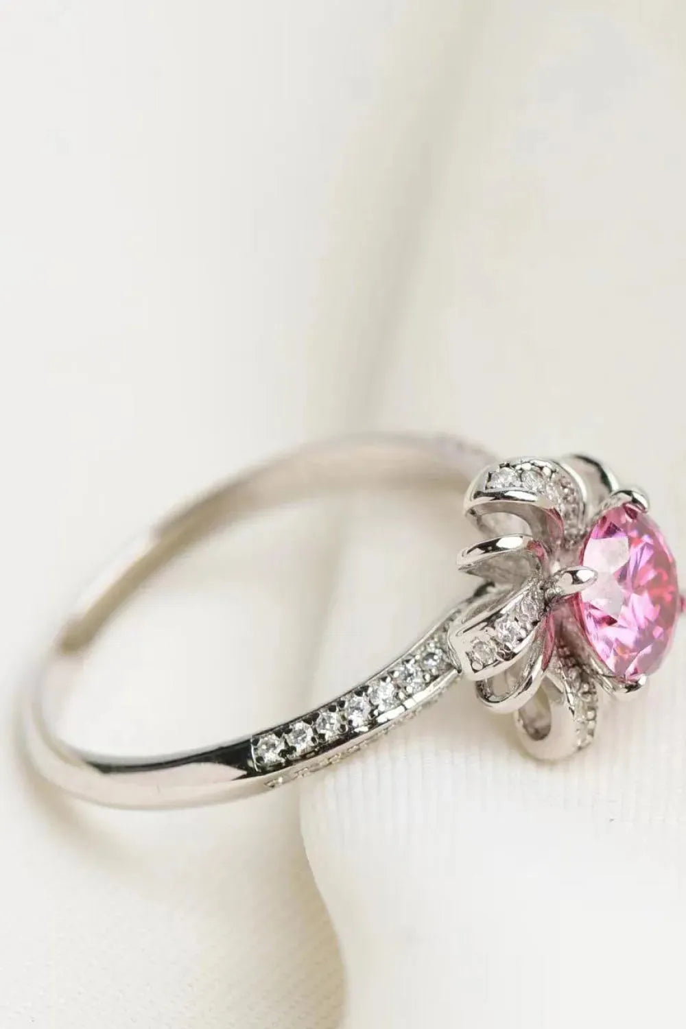 1 Carat Moissanite Flower-Shaped Ring Moissanite - Tophatter Daily Deals