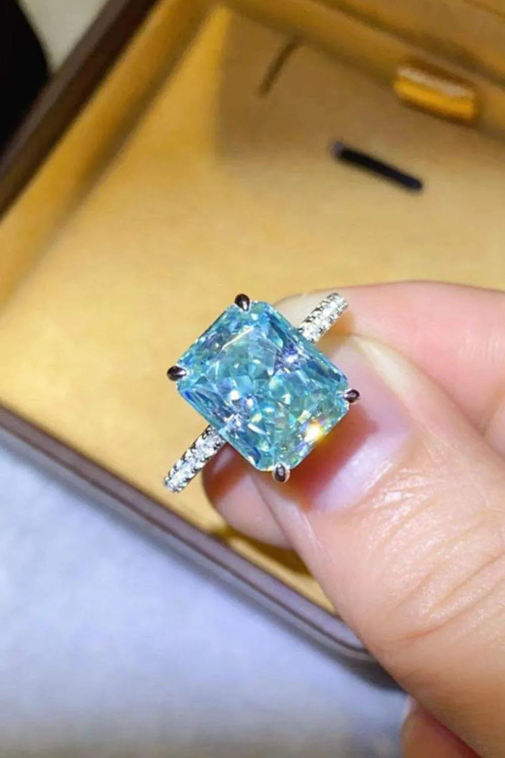2 Carat Moissanite Ring Green Moissanite - Tophatter Daily Deals