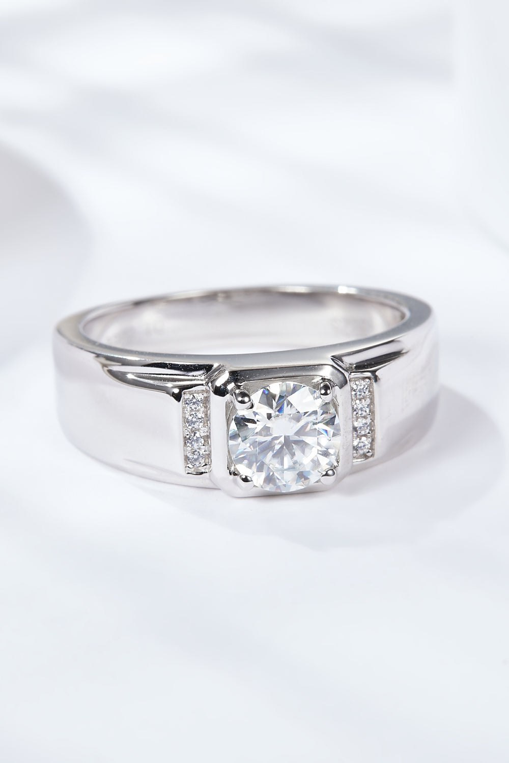 From The Heart 1 Carat Moissanite Ring Moissanite - Tophatter Daily Deals