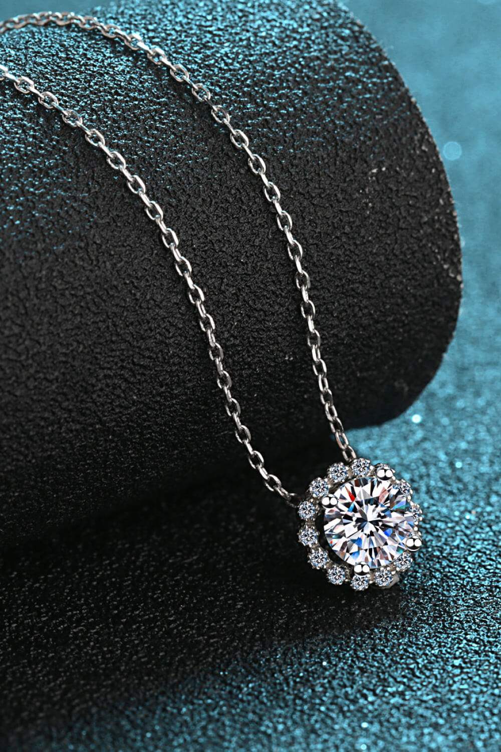 Flower-Shaped Moissanite Pendant Necklace Moissanite - Tophatter Daily Deals