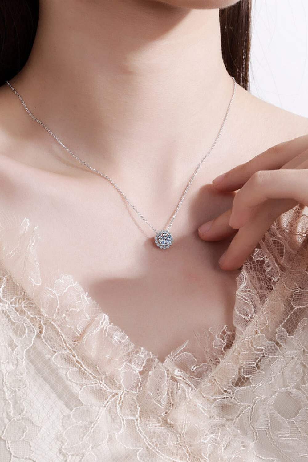 Flower-Shaped Moissanite Pendant Necklace Moissanite - Tophatter Daily Deals