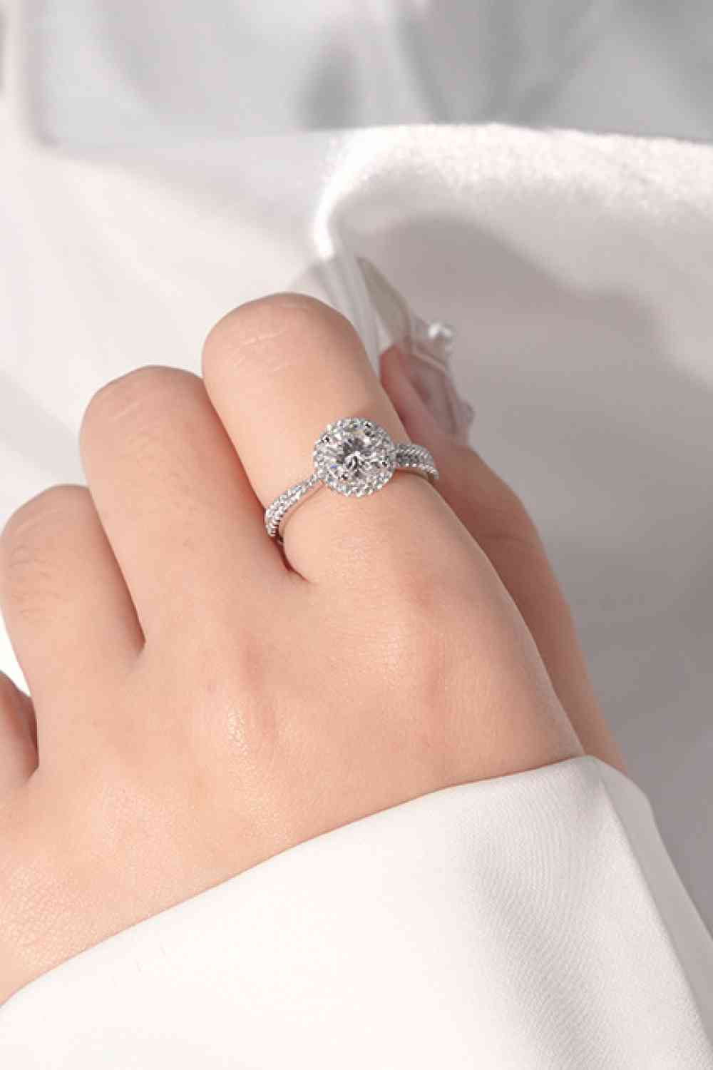 1 Carat Moissanite Round Shape Ring Moissanite - Tophatter Daily Deals