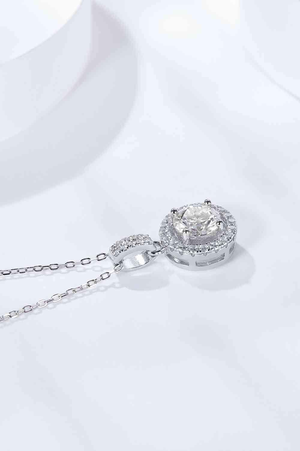 2 Carat Moissanite Round Pendant Necklace Moissanite - Tophatter Daily Deals