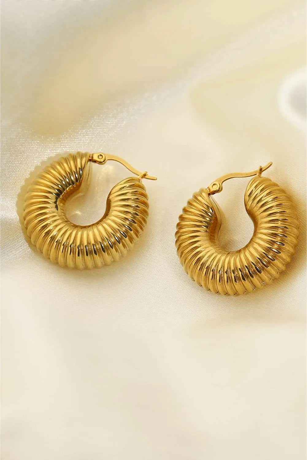 18K Gold-Plated Copper Ribbed Hoop Earrings Gold One Size Earrings - Tophatter Daily Deals